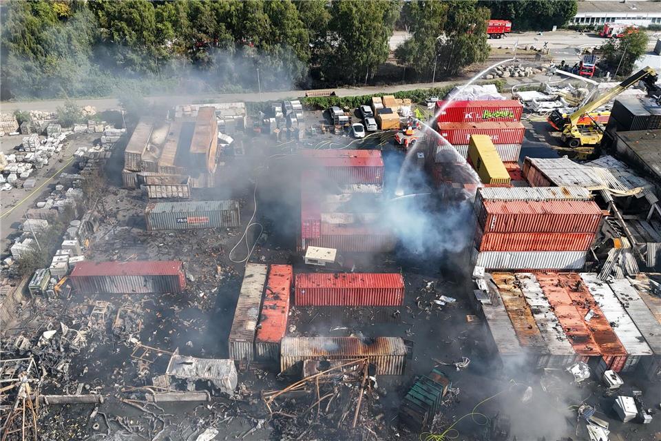 Brandbekämpfung an mehreren Stellen gleichzeitig - der Großbrand im Hamburger Hafen hat rund 320 Einsatzkräfte beschäftigt. Marcus Golejewski/dpa
