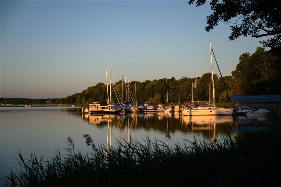 Brandenburg ist reich an Seen und zieht Wassertouristen an. (Archivbild) Patrick Pleul/dpa