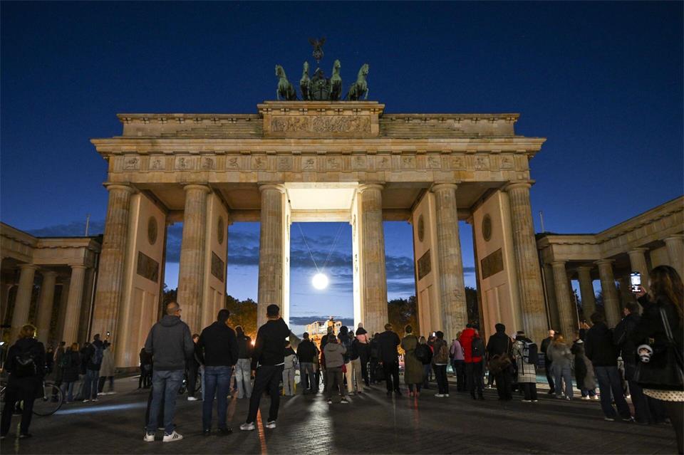 Brandenburger Tor mit neuer Beleuchtung. Britta Pedersen/dpa