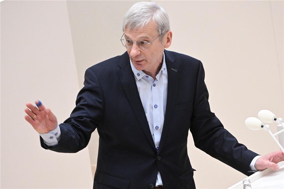 Brandenburgs AfD-Fraktionschef Hans-Christoph Berndt hält die Identitäre Bewegung nach eingen Worten nicht für rechtsextremistisch. (Archivbild)Jens Kalaene/dpa