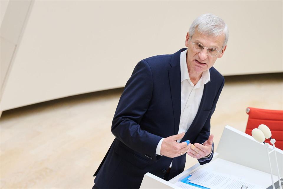 Brandenburgs AfD-Fraktionsvorsitzender Hans-Christoph Berndt kritisiert den geplanten Doppelhaushalt der SPD/CDU-Landesregierung.Annette Riedl/dpa