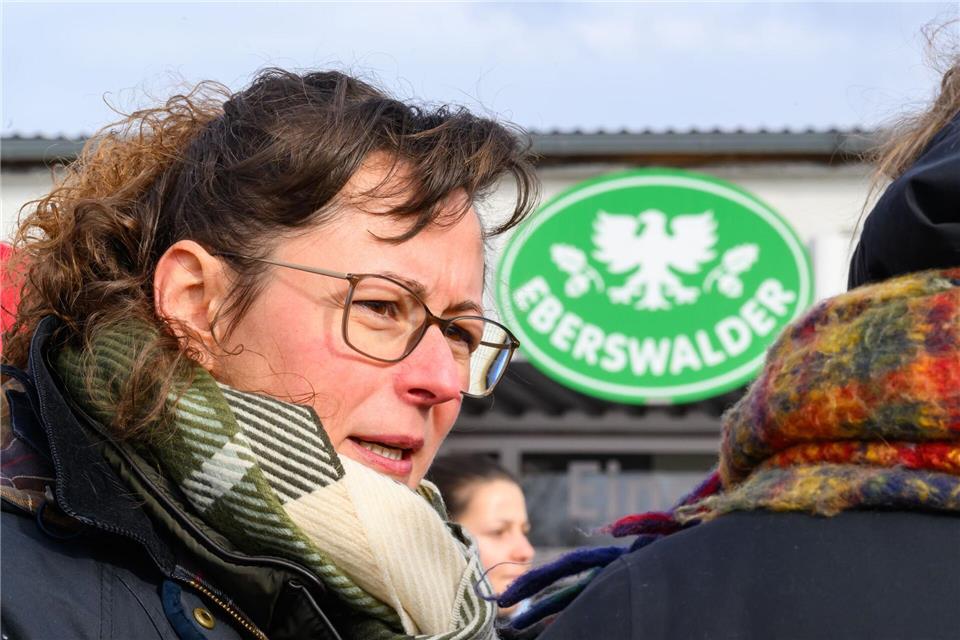 Brandenburgs Agrarministerin Hanka Mittelstädt (SPD) nimmt an einem Protest gegen die Schließung der Eberswalder Wurstfabrik in Britz teil.Patrick Pleul/dpa