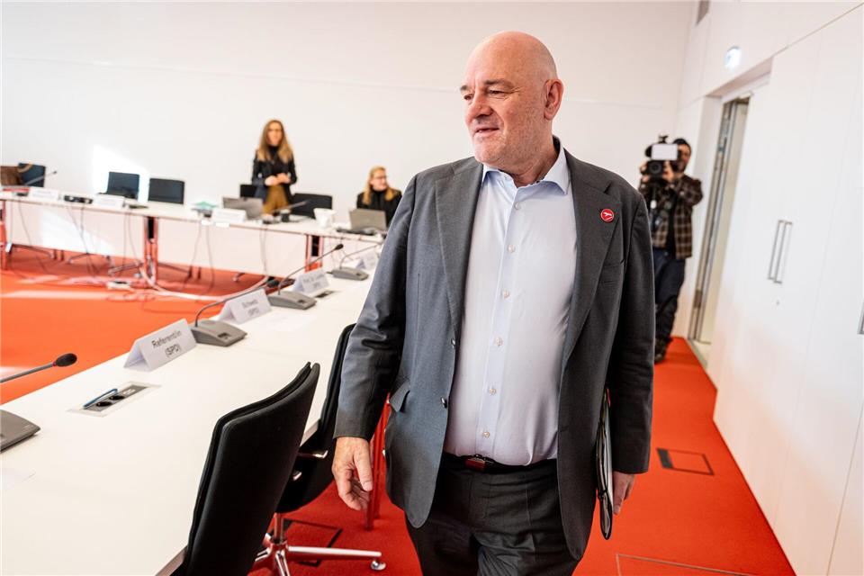 Brandenburgs BSW-Finanzminister Robert Crumbach ist auch Fraktionsmitglied - darüber gibt es Streit (Archivbild).Fabian Sommer/dpa