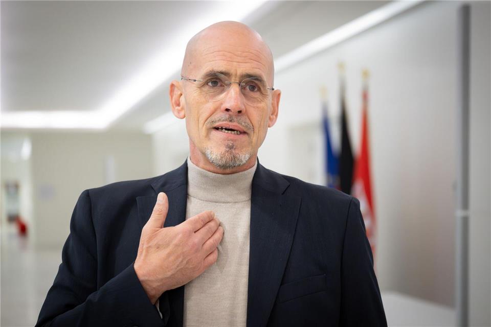 Brandenburgs BSW-Fraktionschef Niels-Olaf Lüders kritisiert, dass kein Vertreter der Opposition in der Kontrollkommission des Landtags für den Verfassungsschutz vertreten ist (Archivbild).Soeren Stache/dpa