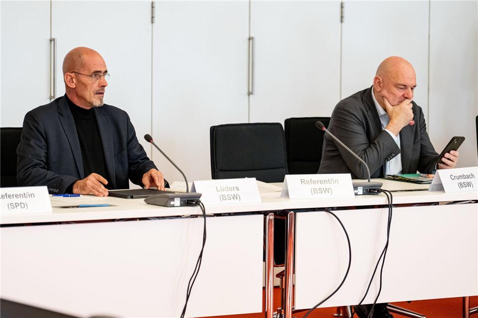 Brandenburgs BSW-Fraktionschef Niels-Olaf Lüders und BSW-Finanzminister Robert Crumbach sind sich nicht einig über die Medienstaatsverträge.Fabian Sommer/dpa