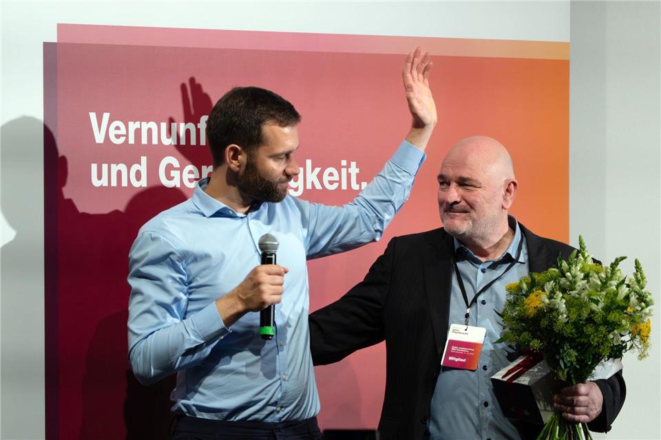 Brandenburgs BSW-Landesgeschäftsführer Stefan Roth (links, mit Robert Crumbach) will der SPD kein Treuebekenntnis zur Koalition abgeben. (Archivbild)Soeren Stache/dpa