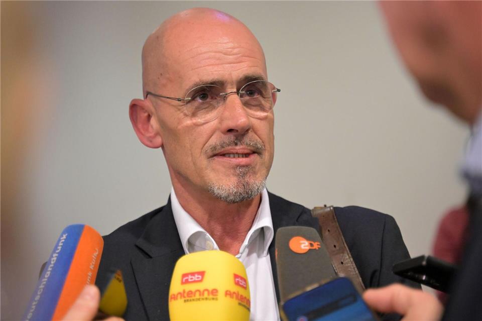 Brandenburgs BSW-Landtagsfraktionschef Niels-Olaf Lüders hat einen Misstrauensantrag überstanden, die Fraktion bleibt aber gespalten (Archivbild).Michael Bahlo/dpa