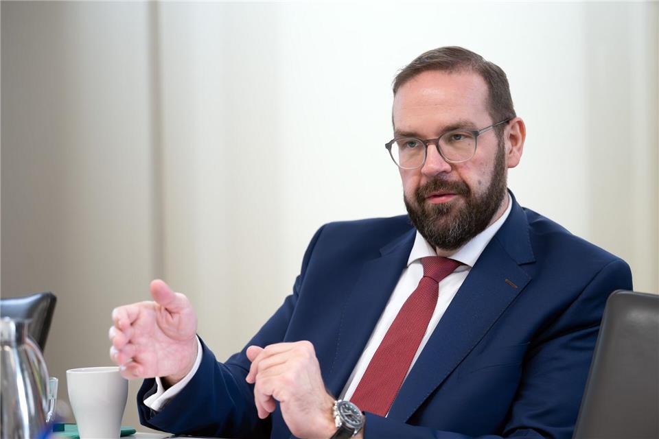 Brandenburgs Bildungsminister Gordon Hoffmann (CDU) äußert sich zum Umgang mit Schülerinnen und Schülern ohne Abschluss. (Archivbild)Soeren Stache/dpa