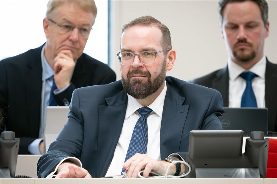 Brandenburgs Bildungsminister Gordon Hoffmann (CDU) bereitet das Land auf ein schwieriges Schuljahr vor. (Archivbild)Soeren Stache/dpa