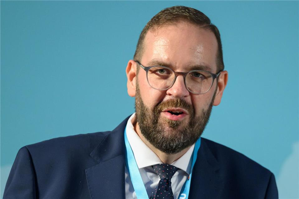 Brandenburgs Bildungsminister Gordon Hoffmann (CDU) hat Schülern Unterstützung zugesagt - und dabei getanzt (Archivbild).Patrick Pleul/dpa