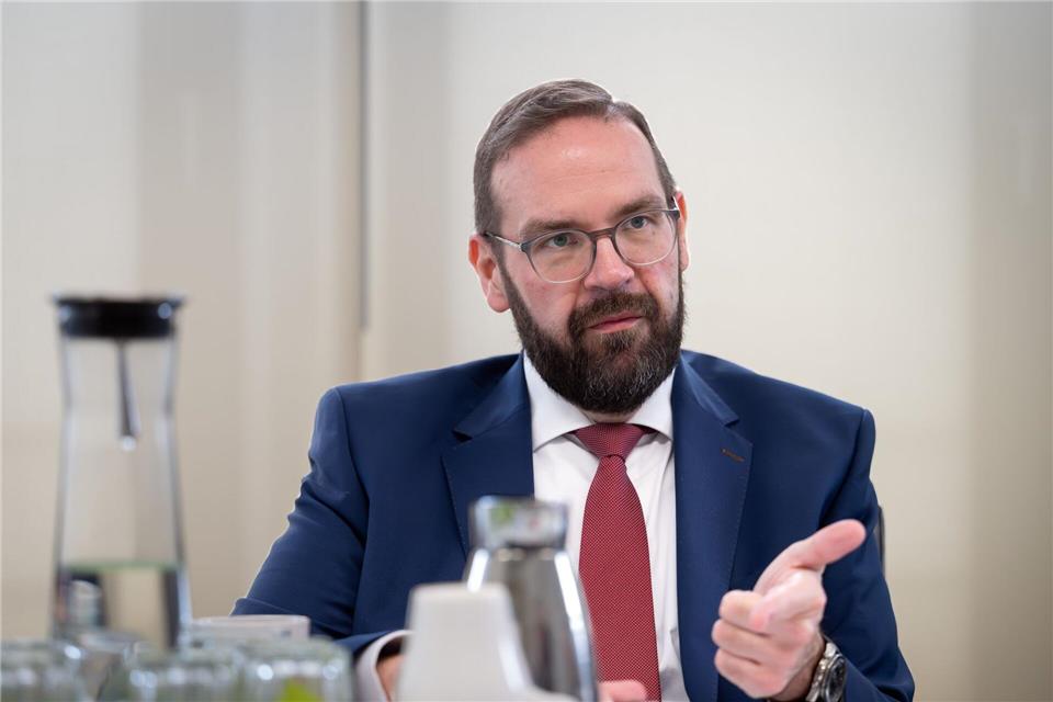 Brandenburgs Bildungsminister Gordon Hoffmann (CDU) rechnet im kommenden Schuljahr mit einem Rekord beim Lehrermangel und den Schülerzahlen. (Archivbild)Soeren Stache/dpa