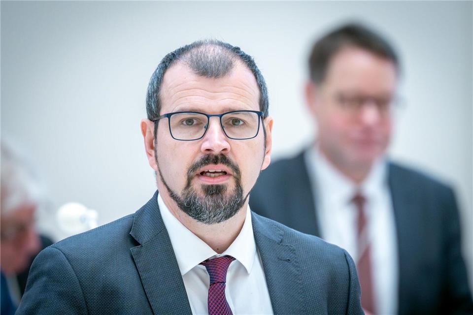 Brandenburgs Bildungsminister Steffen Freiberg (SPD) verteidigt Änderungen des Schulgesetzes zur Entlastung der Lehrer. Soeren Stache/dpa