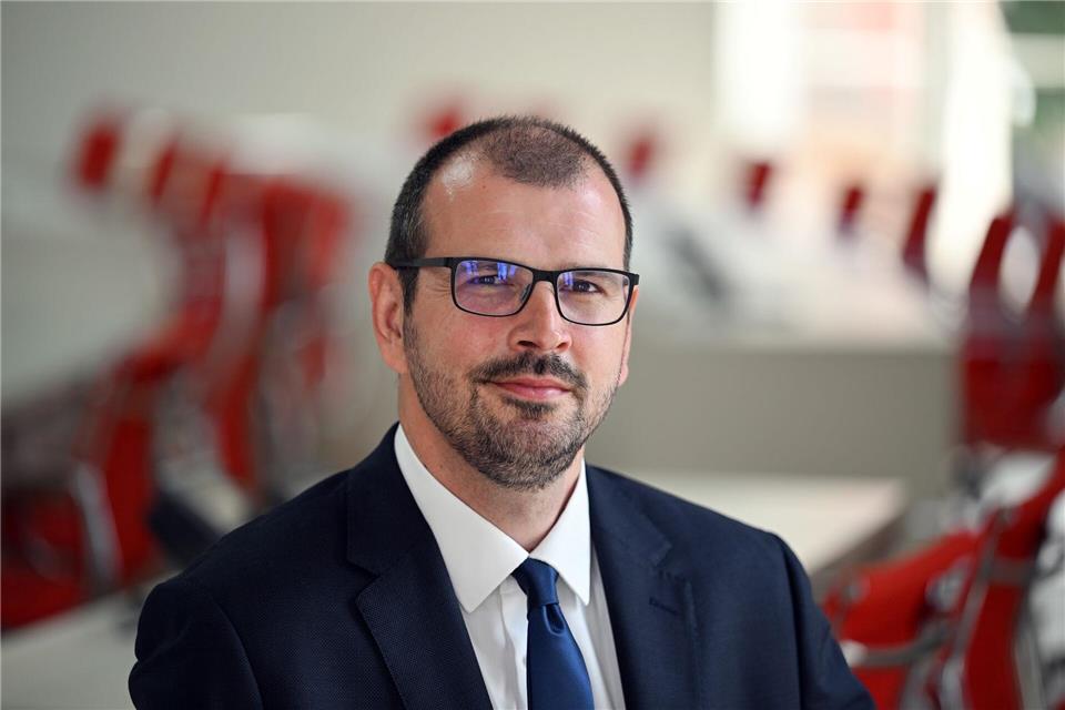 Brandenburgs Bildungsminister Steffen Freiberg (SPD) äußert sich zu möglichen Konsequenzen der sinkenden Geburtenzahl. (Archivbild)Soeren Stache/dpa