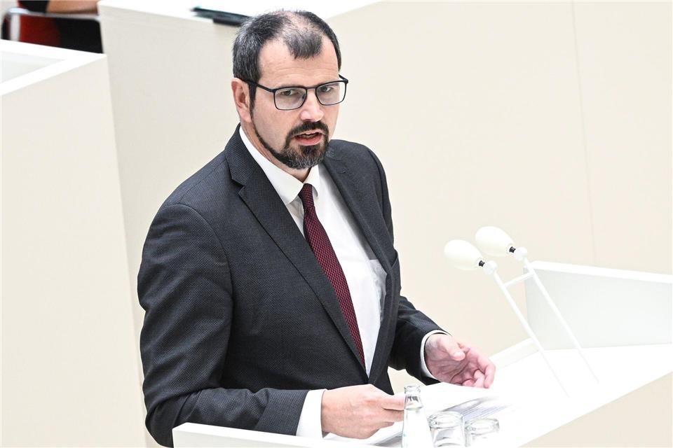 Brandenburgs Bildungsminister Steffen Freiberg (SPD) geht im Landtag auf die Sprachförderung von Kita-Kindern ein.Jens Kalaene/dpa