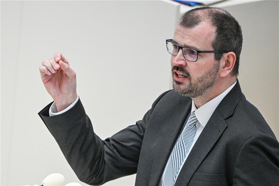 Brandenburgs Bildungsminister Steffen Freiberg (SPD) hält geplante Einsparungen für notwendig (Archivbild).Jens Kalaene/dpa