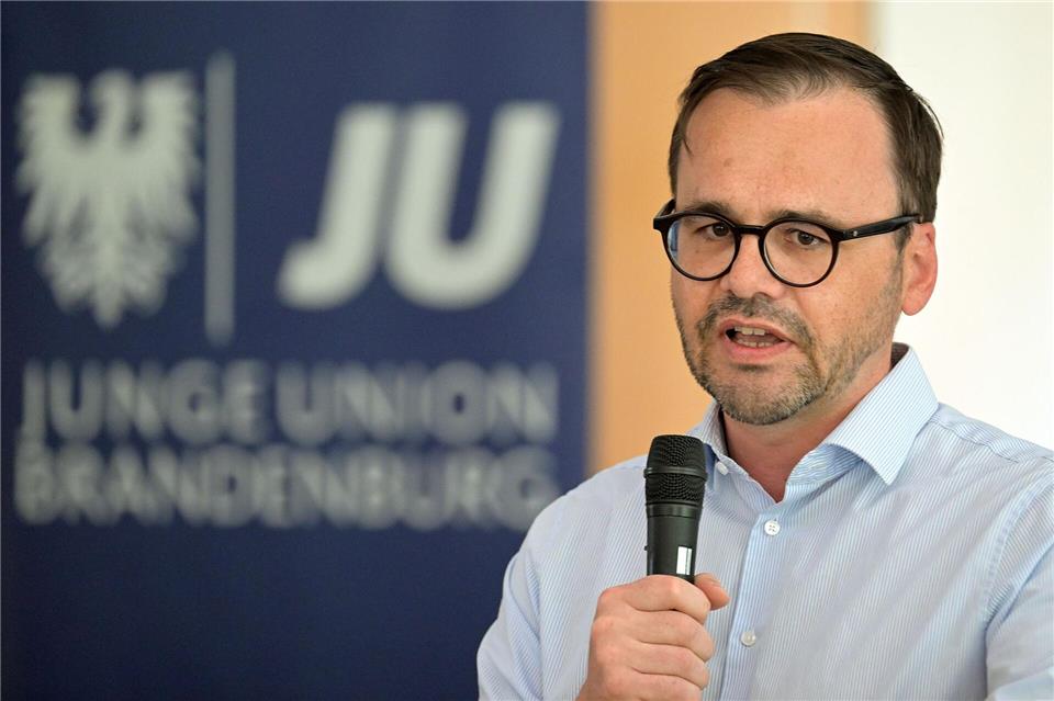 Brandenburgs CDU-Landeschef und Innenminister Jan Redmann rief bei der Jungen Union dazu auf, auch in schwierigen Phasen nicht die Flinte ins Korn zu werfen.Michael Bahlo/dpa