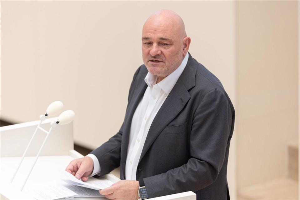 Brandenburgs Europaminister Robert Crumbach (BSW) wirbt im Landtag für Frieden (Archivbild).Hannes P Albert/dpa