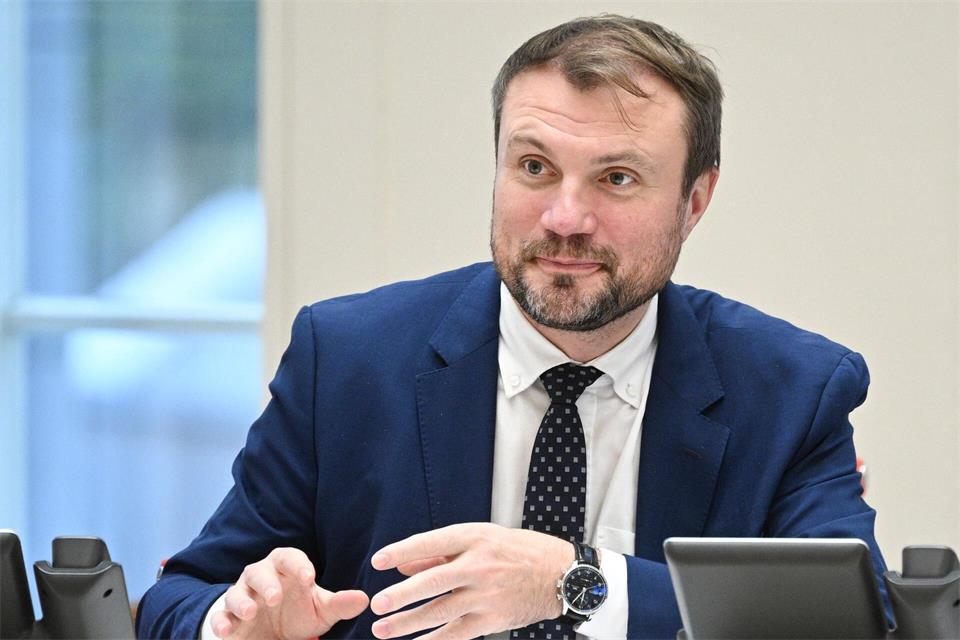 Brandenburgs Finanzminister Daniel Keller (SPD) legt den geplanten Doppelhaushalt für 2027 und 2028 vor. (Archivbild)Jens Kalaene/dpa