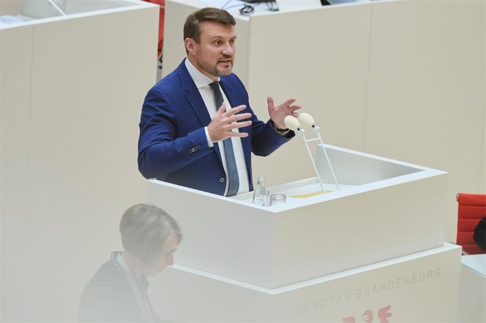 Brandenburgs Finanzminister Daniel Keller (SPD) verteidigt den Doppelhaushalt 2027/28 gegen Kritik der Opposition.Annette Riedl/dpa