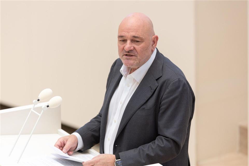 Brandenburgs Finanzminister Robert Crumbach (BSW) lässt offen, ob es im Haushalt 2027 mehr Lehrerstellen geben wird. (Archivbild)Hannes P Albert/dpa