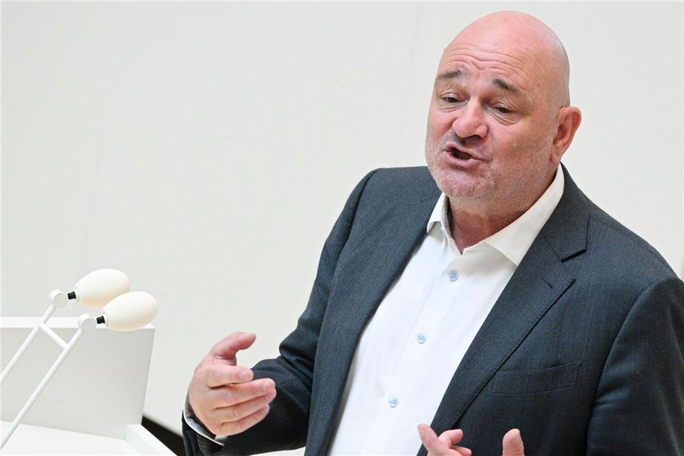 Brandenburgs Finanzminister Robert Crumbach (BSW) verteidigt die bisherigen und geplanten Berater- und Gutachteraufträge an externe Firmen (Archivbild).Jens Kalaene/dpa
