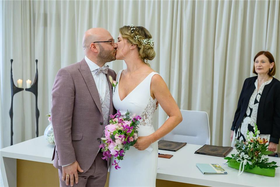 Brandenburgs Gesundheitsminister René Wilke (SPD) und seine Lebensgefährtin Kathrin Lindenberg haben geheiratet - und sich danach geküsst.Patrick Pleul/dpa