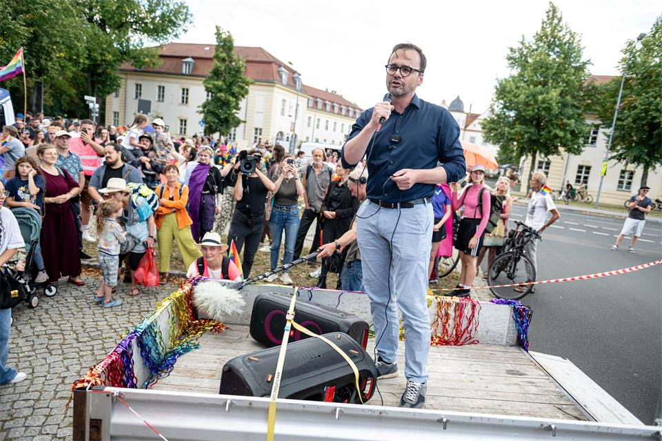 Brandenburgs Innenminister Jan Redmann (CDU) spricht beim Christopher Street Day in Königs Wusterhausen zu den Teilnehmerinnen und Teilnehmern.Fabian Sommer/dpa