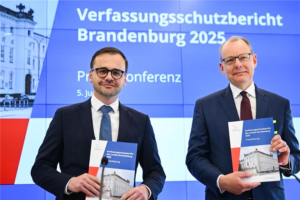 Brandenburgs Innenminister Jan Redmann (CDU) und der Leiter des Verfassungsschutzes, Wilfried Peters, haben den Verfassungsschutzbericht für 2025 vorgestellt.A3922 Britta Pedersen/dpa