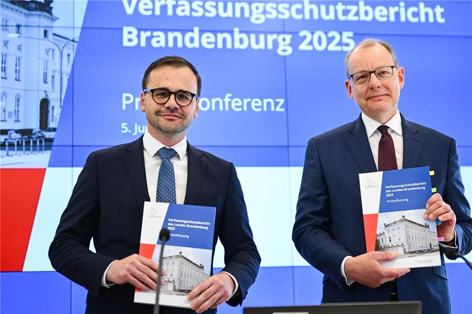Brandenburgs Innenminister Jan Redmann (CDU) und der Leiter des Verfassungsschutzes, Wilfried Peters, haben den Verfassungsschutzbericht für 2025 vorgestellt.A3922 Britta Pedersen/dpa