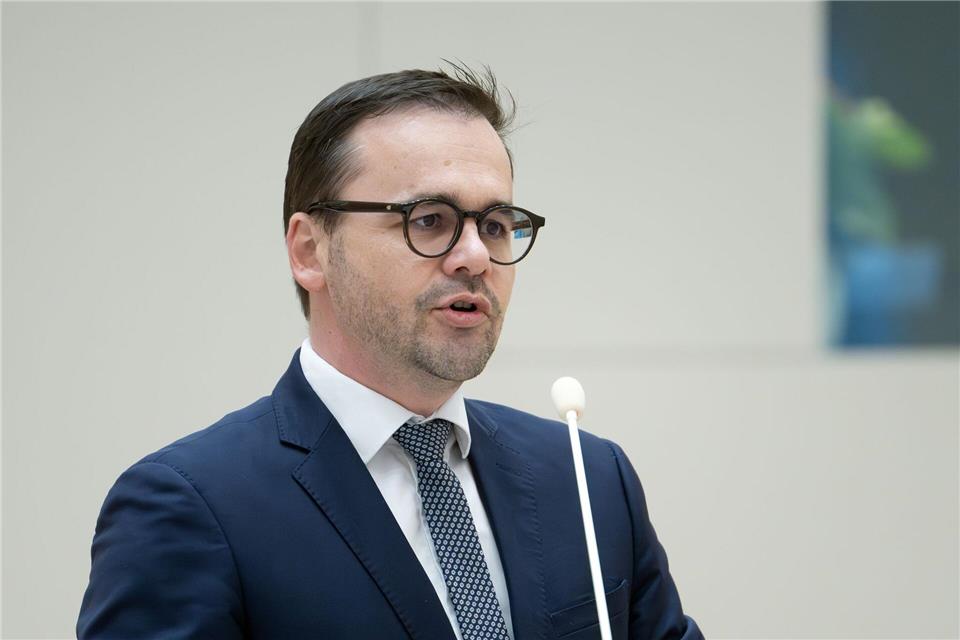 Brandenburgs Innenminister Jan Redmann (CDU) will verstärkt gegen rechte Straftaten vorgehen und warnt vor einer wachsenden Radikalisierung junger Menschen. (Archivbild)Soeren Stache/dpa