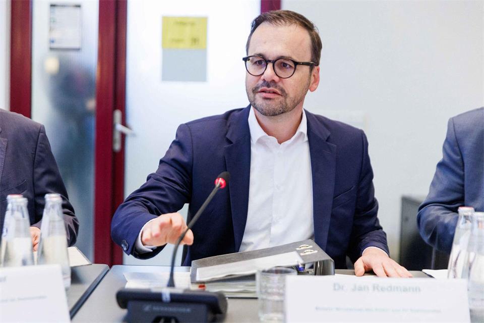 Brandenburgs Innenminister Redmann kritisiert die Berliner Linke wegen möglicher Verbindungen zu Clans. (Archivbild) Carsten Koall/dpa