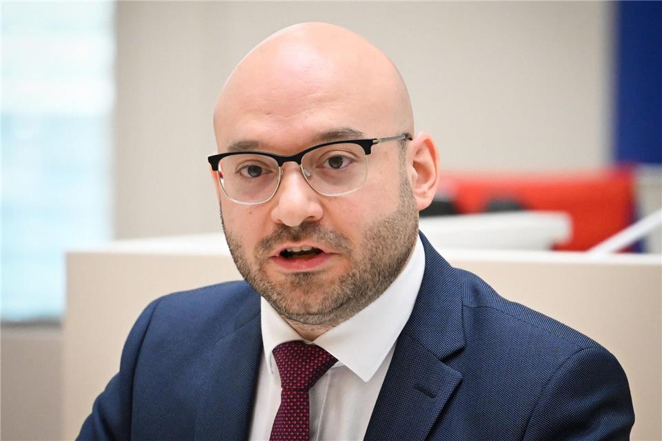 Brandenburgs Innenminister René Wilke (SPD) berichtet von zwei Fällen, die beim Verfassungstreue-Check entdeckt wurden (Archivbild).Soeren Stache/dpa