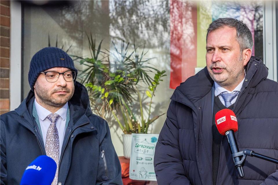 Brandenburgs Innenminister René Wilke (l) und der Cottbuser OB Tobias Schick (beide SPD) berieten über Konsequenzen aus Gewaltvorfällen an Schulen. Frank Hammerschmidt/dpa