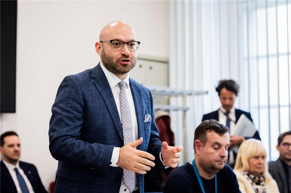 Brandenburgs Innenminister René Wilke (parteilos) kündigt wegen der gestiegenen Zahl von Drohnen über Militäranlagen eine Änderung des Polizeigesetzes an (Archivbild).Christoph Soeder/dpa