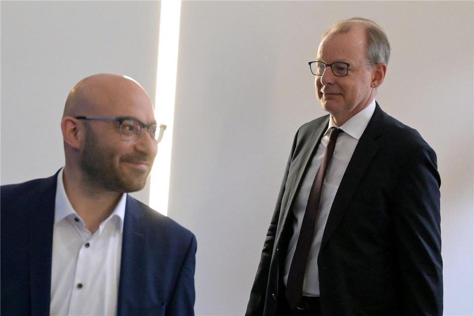 Brandenburgs Innenminister René Wilke (parteilos) und Verfassungsschutzchef Wilfried Peters äußern sich im Innenausschuss des Landtags (Archivbild).Michael Bahlo/dpa