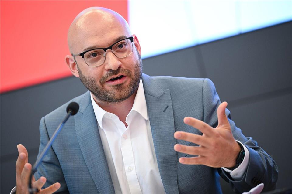 Brandenburgs Innenminister René Wilke sagt in einem Interview: „Im Moment merken wir, dass die AfD versucht, nicht nur eine Wählerschaft zu gewinnen, sondern eine Anhängerschaft zu generieren, die in Teilen zu blinder Gefolgschaft wird.“ (Archivbild)Britta Pedersen/dpa