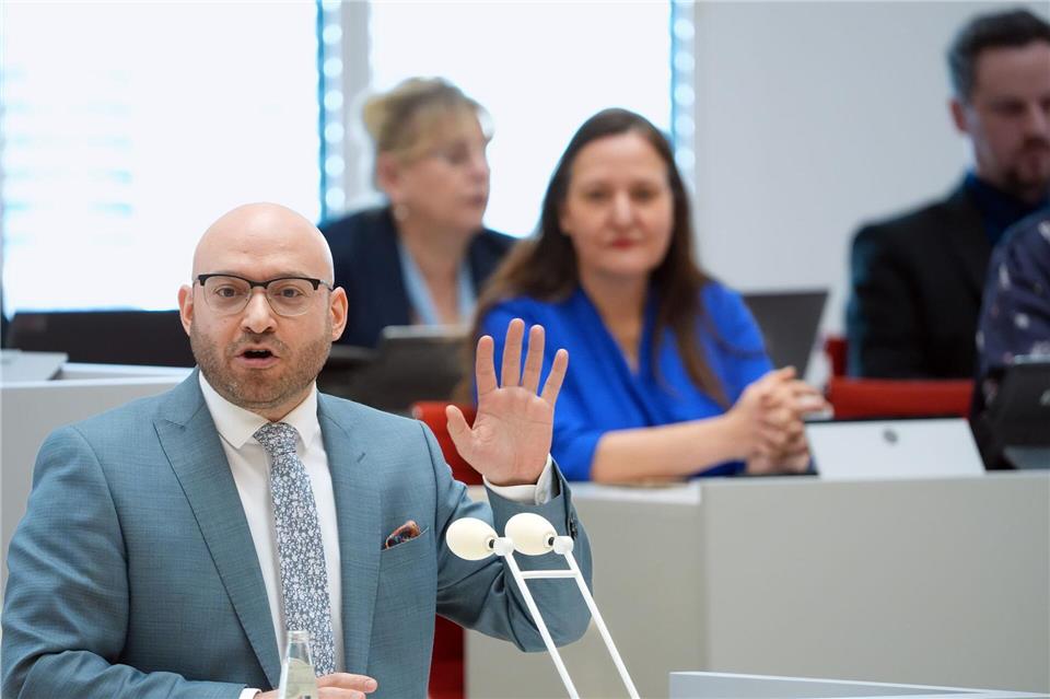 Brandenburgs Innenminister René Wilke sieht das Analyse-Programm des US-Unternehmens Palantir für die Polizeiarbeit kritisch, will die Software aber nicht von vorneherein ausschließen. Soeren Stache/dpa