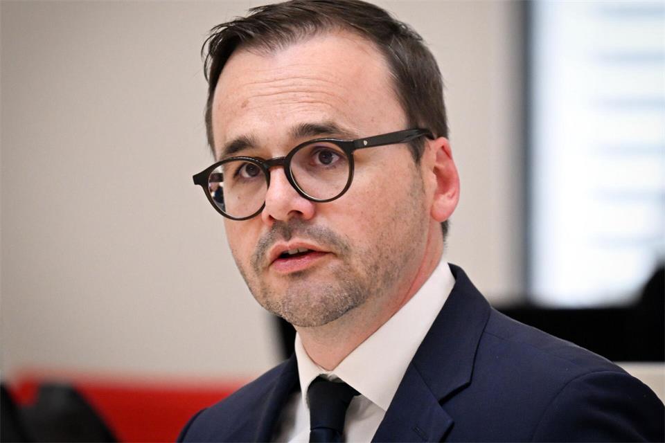Brandenburgs Innenminister ist für eine neue Form der Stiftungsfinanzierung. (Archivbild)Soeren Stache/dpa