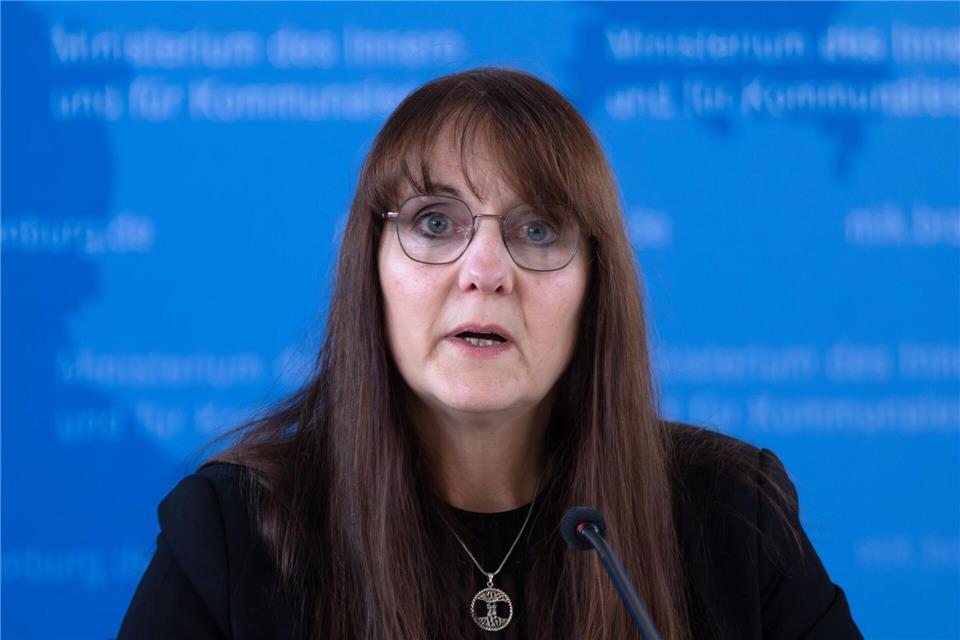 Brandenburgs Innenministerin Katrin Lange (SPD) stellte in Potsdam die Bilanz für 2024 zur politisch motivierten Kriminalität vor. Soeren Stache/dpa