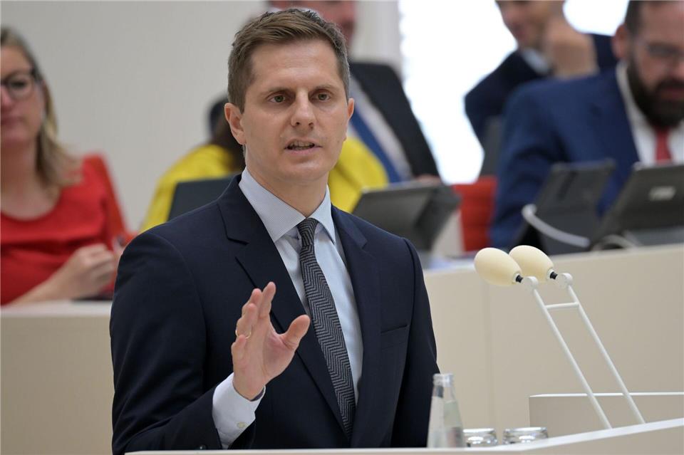 Brandenburgs Justizminister Benjamin Grimm (SPD) plant, dass Strafverfahren schneller abgearbeitet werden. (Archivbild)Michael Bahlo/dpa