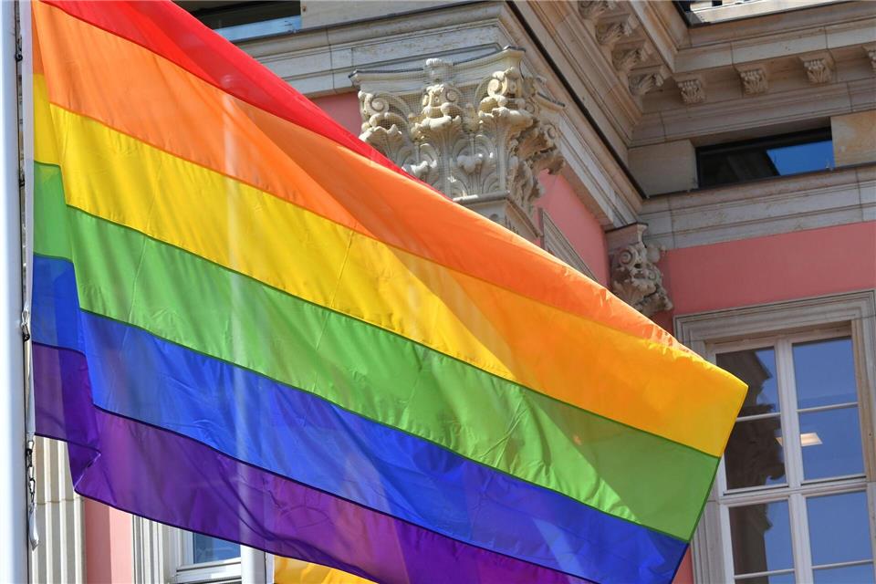 Brandenburgs Landtagspräsidentin Ulrike Liedtke und Gleichstellungsminister René Wilke wollen am Montag als Zeichen für Toleranz die Regenbogenfahne vor dem Landtag hissen. (Archivbild)Bernd Settnik/dpa-Zentralbild/dpa