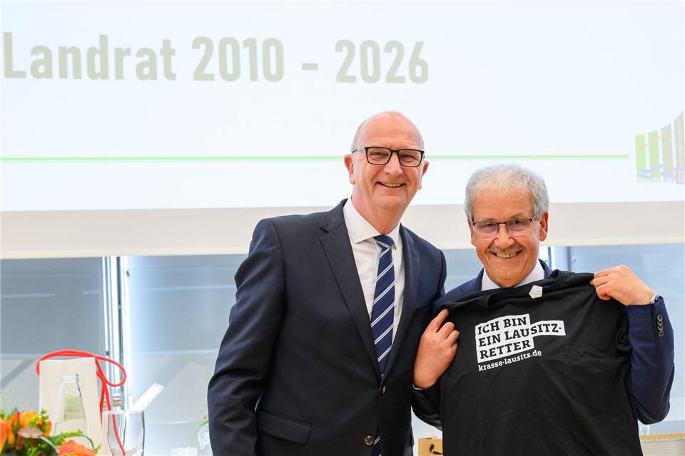 Brandenburgs Ministerpräsident Dietmar Woidke (SPD) verabschiedet den Landrat des Kreises Spree-Neiße, Harald Altekrüger (CDU), nach 16 Jahren im Amt. Patrick Pleul/dpa