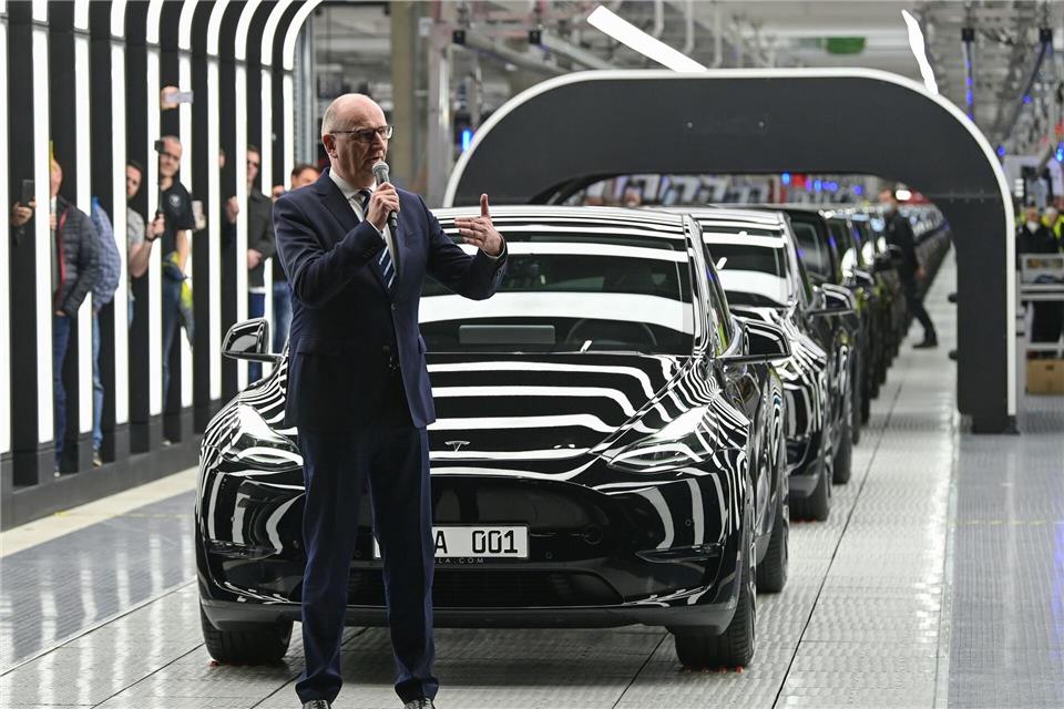 Brandenburgs Ministerpräsident Dietmar Woidke (SPD) begrüßt die Pläne von US-Elektroautobauer Tesla zur Einstellung von zusätzlich 1.000 Mitarbeitern. (Archivbild)Patrick Pleul/dpa-Zentralbild/dpa