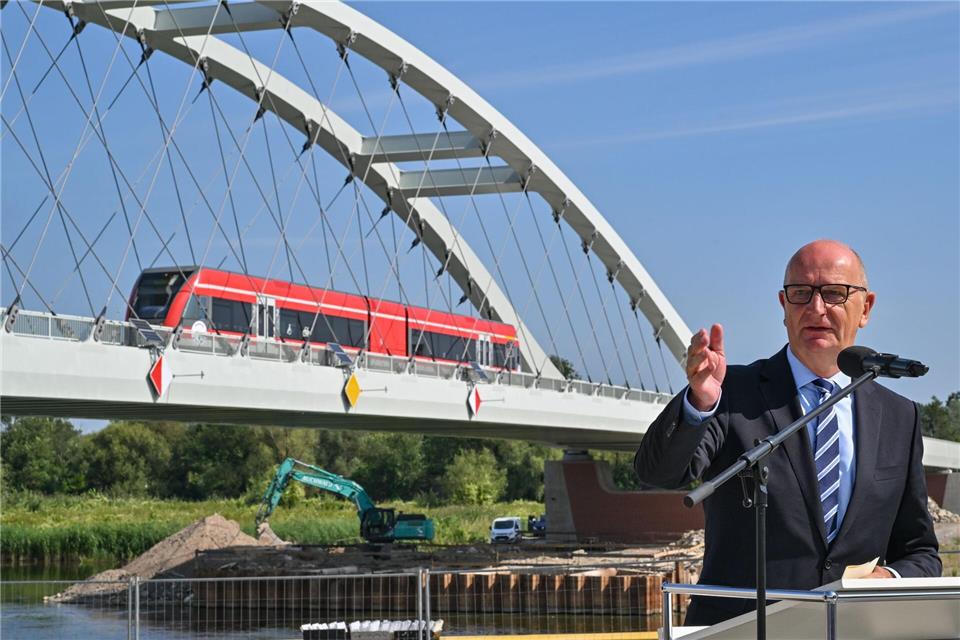 Brandenburgs Ministerpräsident Dietmar Woidke (SPD) kritisiert die Bundesregierung wegen des fehlenden Ausbaus der Ostbahn. (Archivbild) Patrick Pleul/dpa