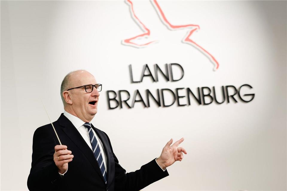 Brandenburgs Ministerpräsident Dietmar Woidke (SPD) präsentiert sich mitunter auch als Sänger oder Dirigent. (Archivbild)Carsten Koall/dpa