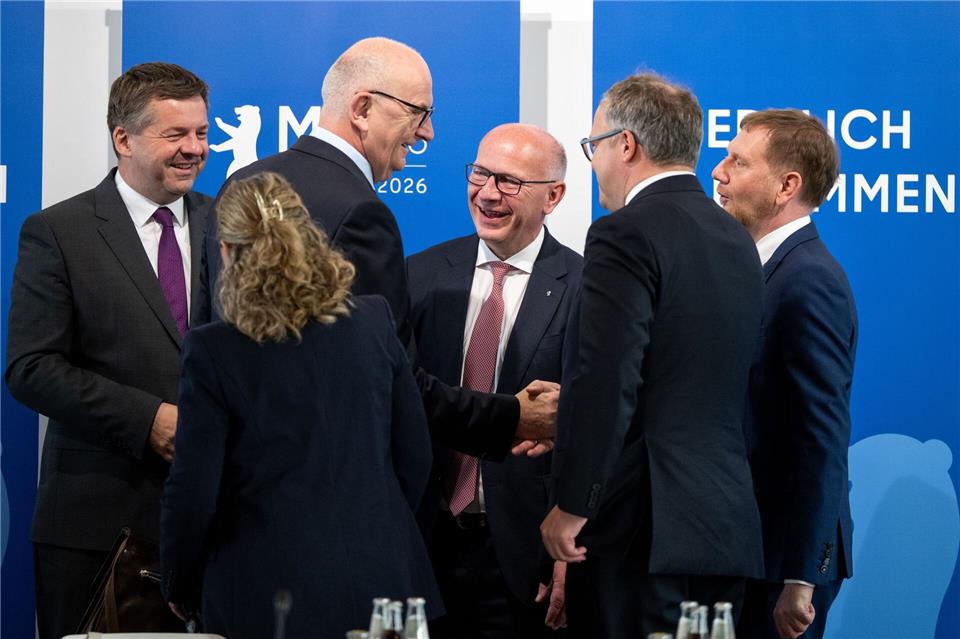Brandenburgs Ministerpräsident Dietmar Woidke (SPD, 3.v.l.) und Berlins Regierender Bürgermeister Kai Wegner (CDU, 4.v.l.) äußern sich zu möglichen Plänen für eine Expo 2035 in beiden Ländern.Sebastian Christoph Gollnow/dpa