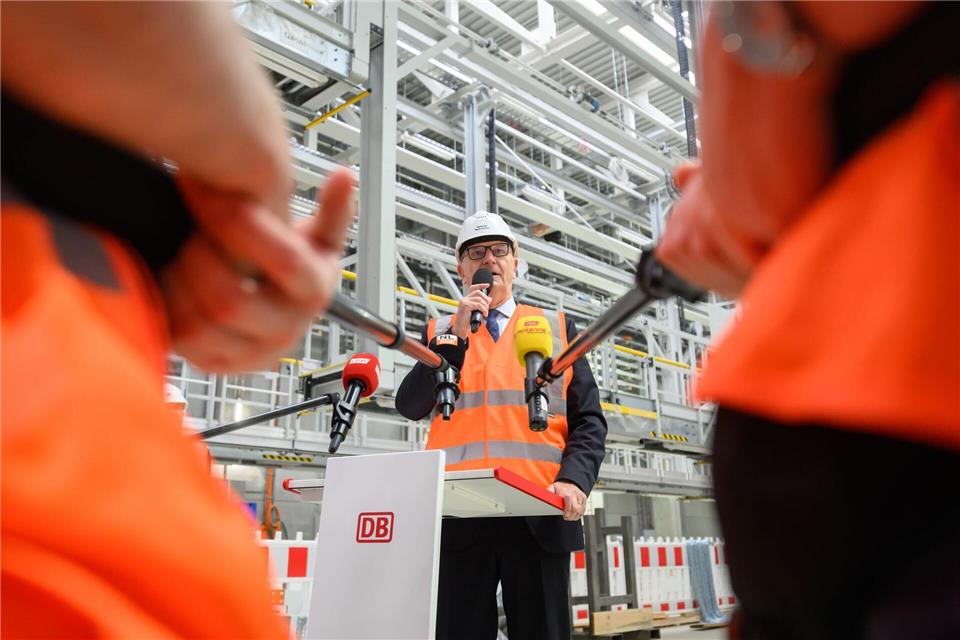 Brandenburgs Ministerpräsident Dietmar Woidke (SPD) äußert sich zum Bau der zweiten Halle des Bahnwerks in Cottbus.Patrick Pleul/dpa