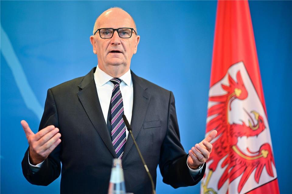 Brandenburgs Ministerpräsident Dietmar Woidke (SPD) äußert sich zu russischen Drohnen im polnischen Luftraum (Archivbild).Sebastian Christoph Gollnow/dpa