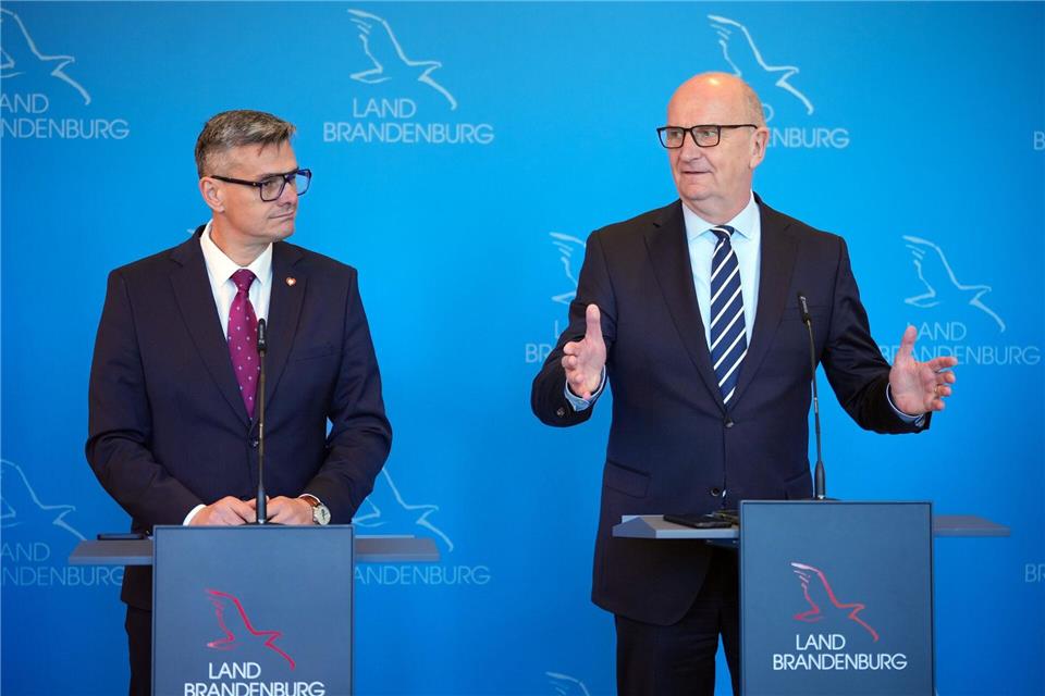 Brandenburgs Ministerpräsident Dietmar Woidke (SPD) dringt beim Besuch des neuen Marschalls der Woiwodschaft Lubuskie auf einen Ausbau der Ostbahn nach Polen. Soeren Stache/dpa