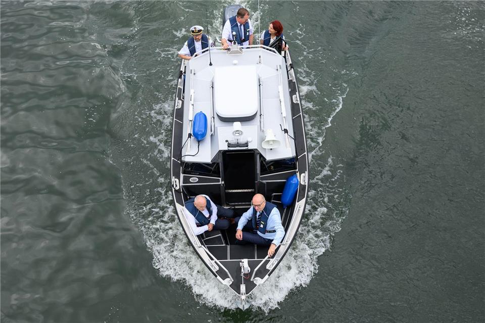 Brandenburgs Ministerpräsident Dietmar Woidke (SPD) fährt auf einem Polizeiboot zum Festakt der Eröffnung des Lausitzer Seenverbunds.Patrick Pleul/dpa